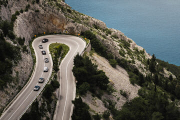 Pogled na dalmatinske pejzaže iz Porsche vozila