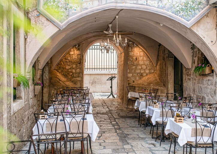 interijer restorana Renaissance Art, autentična dubrovačka jela, vlasnici Matea i Maro Moretić, svježi lokalni sastojci