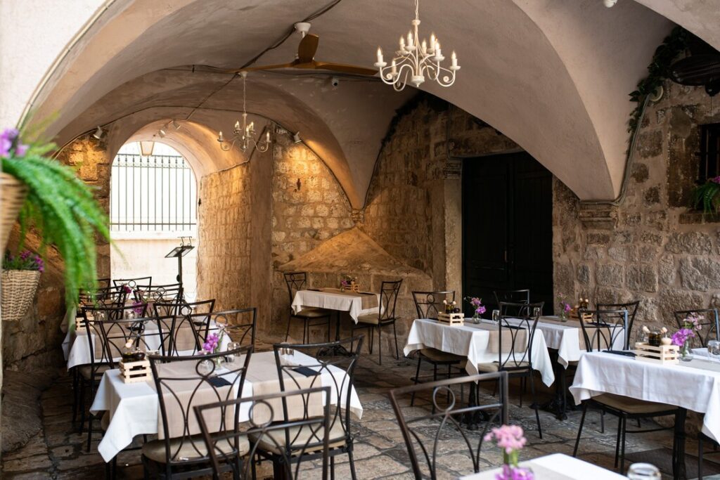 interijer restorana Renaissance Art, autentična dubrovačka jela, vlasnici Matea i Maro Moretić, svježi lokalni sastojci
