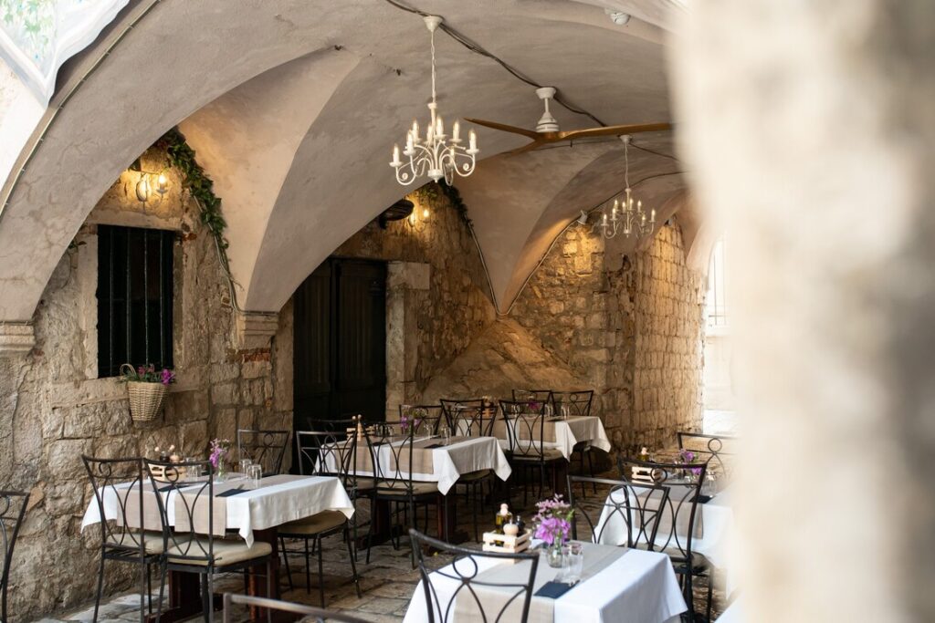 interijer restorana Renaissance Art, autentična dubrovačka jela, vlasnici Matea i Maro Moretić, svježi lokalni sastojci