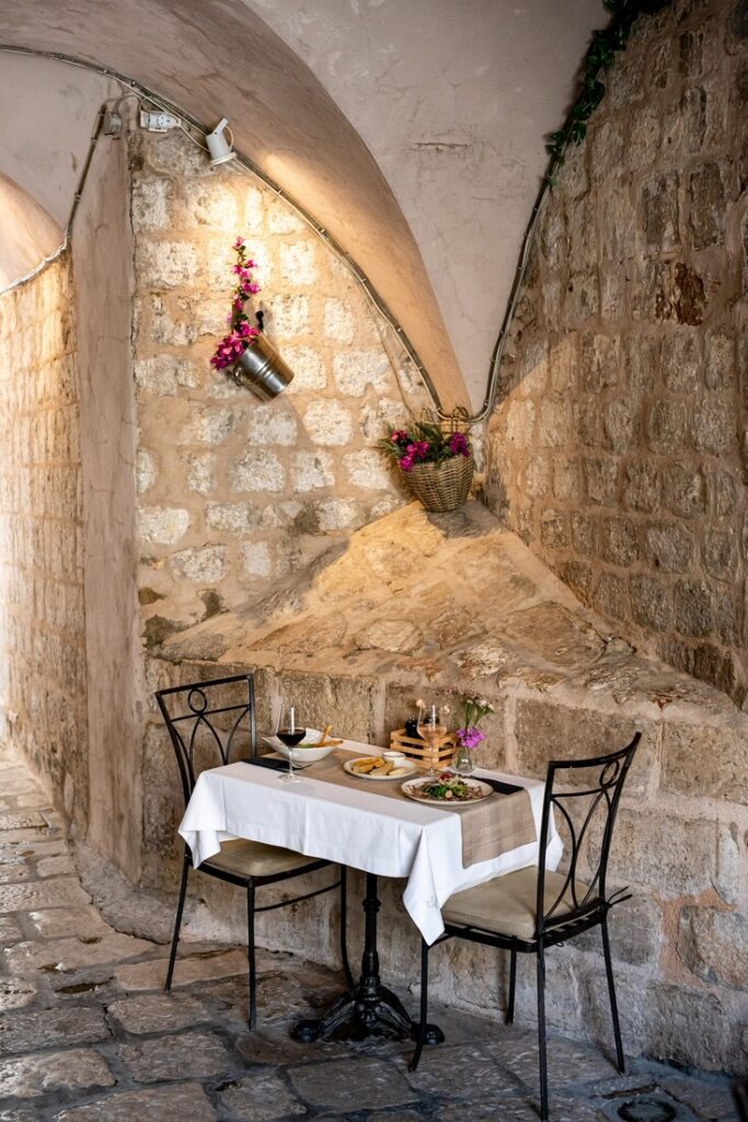 interijer restorana Renaissance Art, autentična dubrovačka jela, vlasnici Matea i Maro Moretić, svježi lokalni sastojci