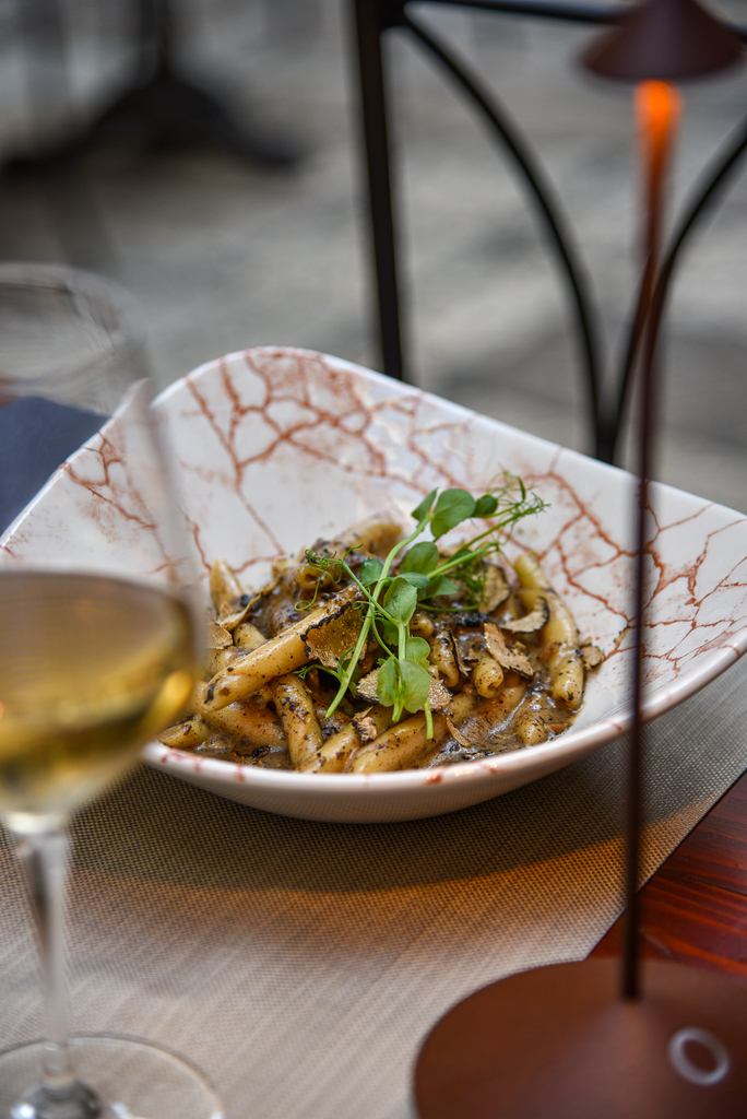 interijer restorana Renaissance Art, autentična dubrovačka jela, vlasnici Matea i Maro Moretić, svježi lokalni sastojci