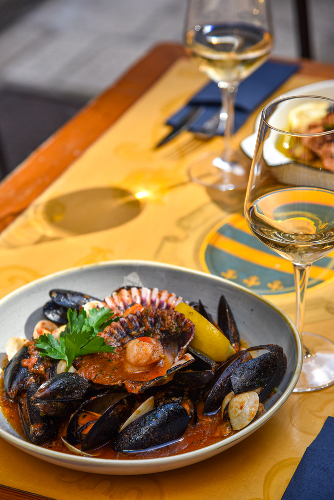 interijer restorana Renaissance Art, autentična dubrovačka jela, vlasnici Matea i Maro Moretić, svježi lokalni sastojci