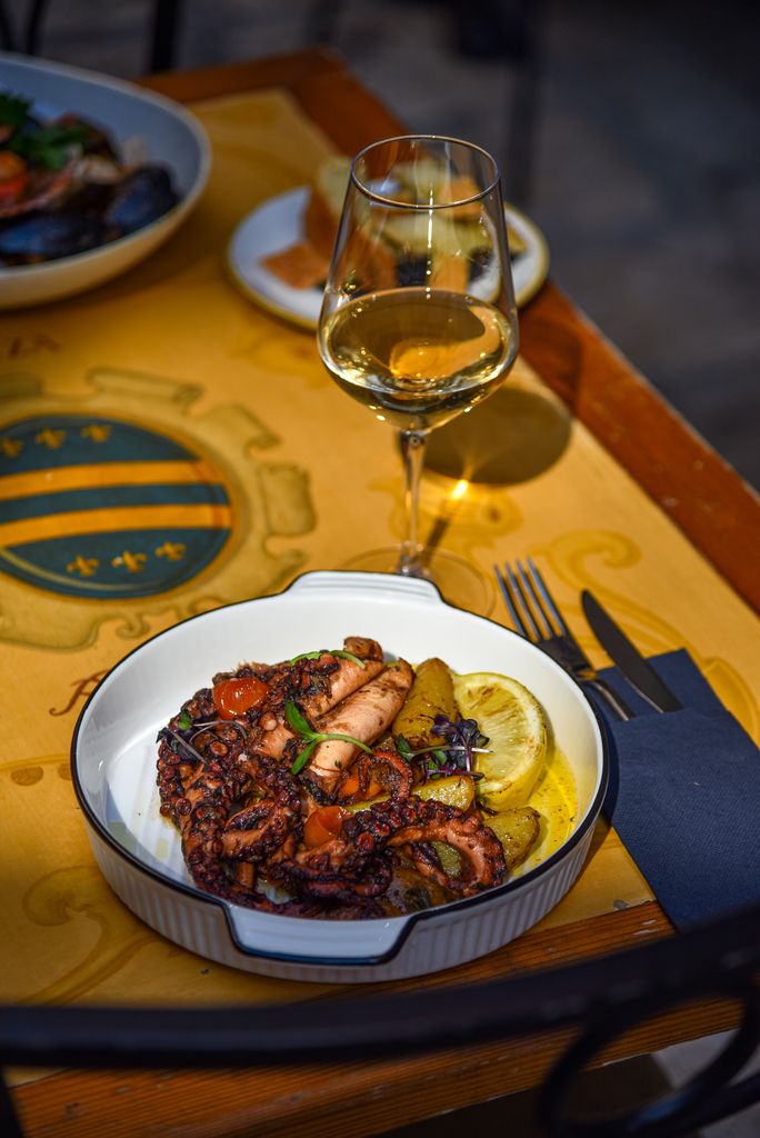 interijer restorana Renaissance Art, autentična dubrovačka jela, vlasnici Matea i Maro Moretić, svježi lokalni sastojci