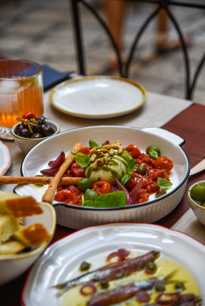 interijer restorana Renaissance Art, autentična dubrovačka jela, vlasnici Matea i Maro Moretić, svježi lokalni sastojci