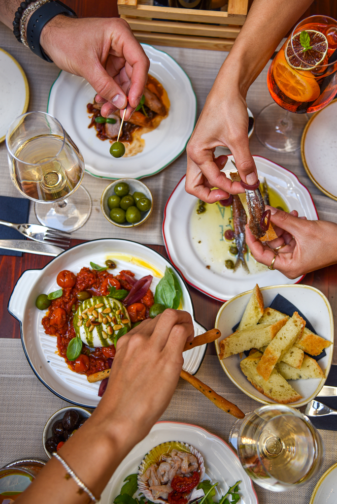 interijer restorana Renaissance Art, autentična dubrovačka jela, vlasnici Matea i Maro Moretić, svježi lokalni sastojci