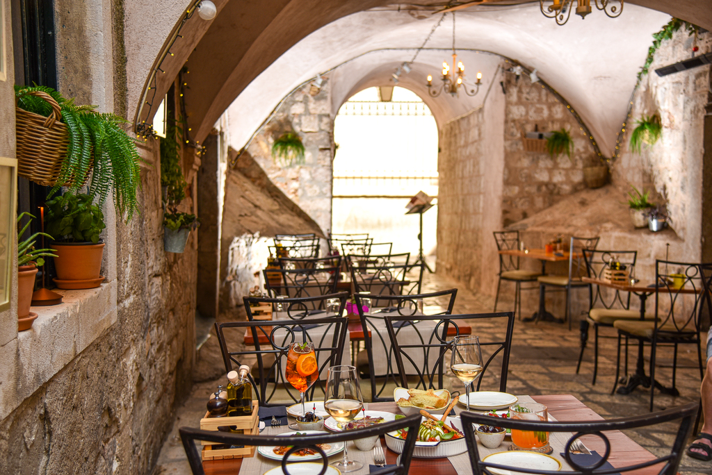 interijer restorana Renaissance Art, autentična dubrovačka jela, vlasnici Matea i Maro Moretić, svježi lokalni sastojci