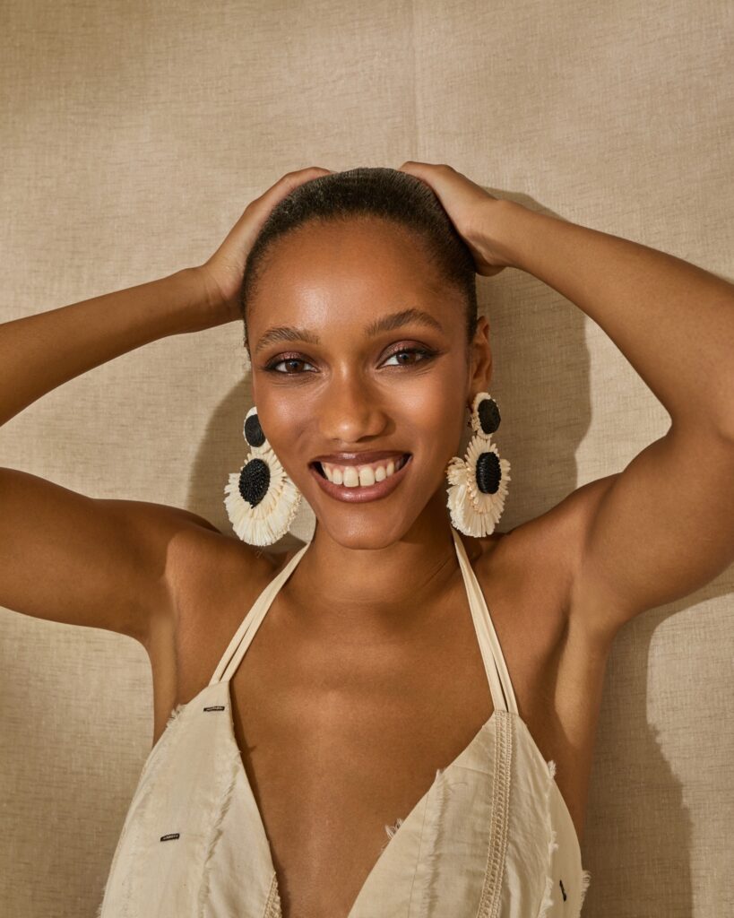 souvenir clubbing bijela haljina editorial, ručno rađene naušnice uz ljetnu haljinu, minimalistička haljina za žene, modni detalji za ljeto 2025