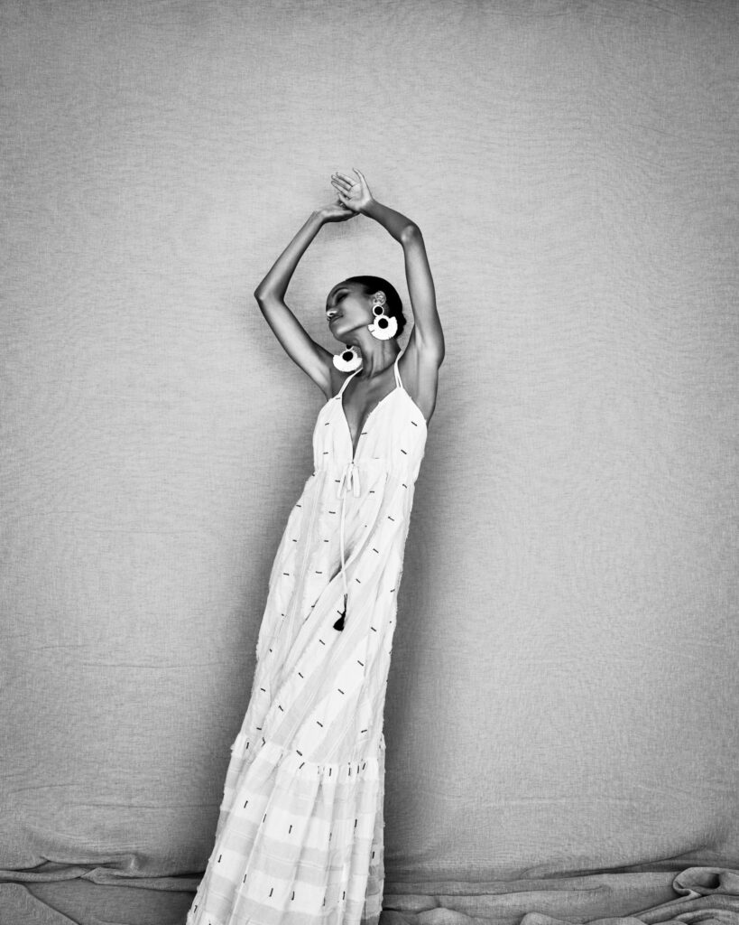 souvenir clubbing bijela haljina editorial, ručno rađene naušnice uz ljetnu haljinu, minimalistička haljina za žene, modni detalji za ljeto 2025