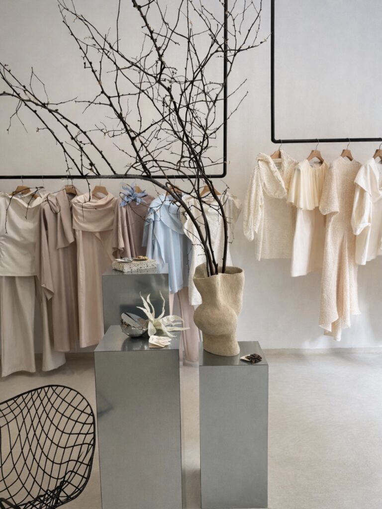 Anamarija Brkić, A’MARIE haljine, A’MARIE kombinezoni, hrvatski modni brend, domaći modni brend, proljetna modna kolekcija, ženska moda 2026, suvremena ženstvenost, prirodni materijali u modi, svilene haljine, cupro materijal, brušeni pamuk, modna kampanja, nova web stranica brenda