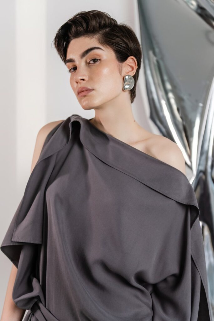 Anamarija Brkić, A’MARIE haljine, A’MARIE kombinezoni, hrvatski modni brend, domaći modni brend, proljetna modna kolekcija, ženska moda 2026, suvremena ženstvenost, prirodni materijali u modi, svilene haljine, cupro materijal, brušeni pamuk, modna kampanja, nova web stranica brenda