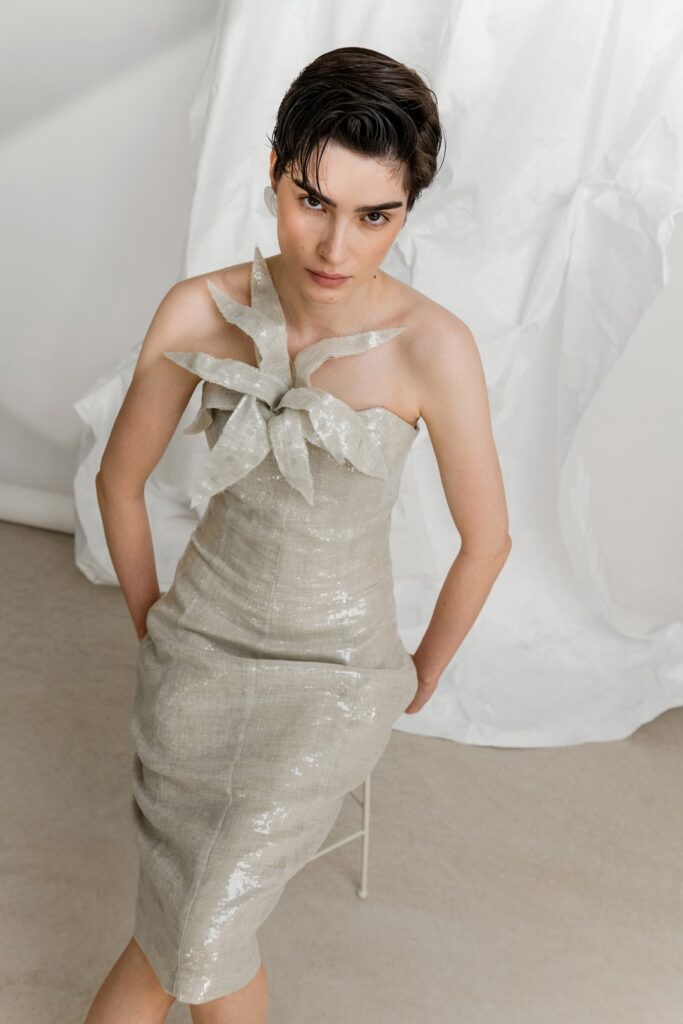 Anamarija Brkić, A’MARIE haljine, A’MARIE kombinezoni, hrvatski modni brend, domaći modni brend, proljetna modna kolekcija, ženska moda 2026, suvremena ženstvenost, prirodni materijali u modi, svilene haljine, cupro materijal, brušeni pamuk, modna kampanja, nova web stranica brenda