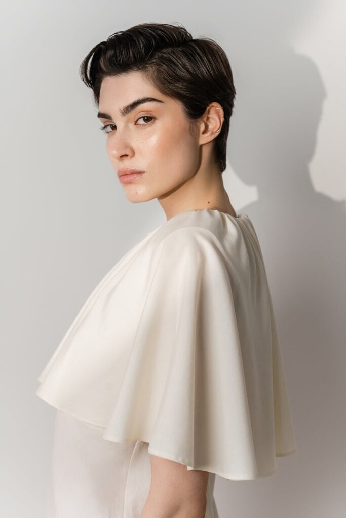 Anamarija Brkić, A’MARIE haljine, A’MARIE kombinezoni, hrvatski modni brend, domaći modni brend, proljetna modna kolekcija, ženska moda 2026, suvremena ženstvenost, prirodni materijali u modi, svilene haljine, cupro materijal, brušeni pamuk, modna kampanja, nova web stranica brenda