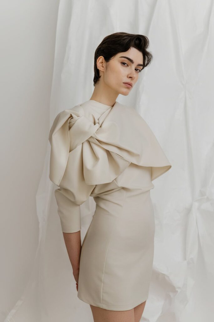 Anamarija Brkić, A’MARIE haljine, A’MARIE kombinezoni, hrvatski modni brend, domaći modni brend, proljetna modna kolekcija, ženska moda 2026, suvremena ženstvenost, prirodni materijali u modi, svilene haljine, cupro materijal, brušeni pamuk, modna kampanja, nova web stranica brenda