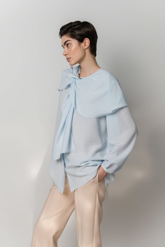 Anamarija Brkić, A’MARIE haljine, A’MARIE kombinezoni, hrvatski modni brend, domaći modni brend, proljetna modna kolekcija, ženska moda 2026, suvremena ženstvenost, prirodni materijali u modi, svilene haljine, cupro materijal, brušeni pamuk, modna kampanja, nova web stranica brenda