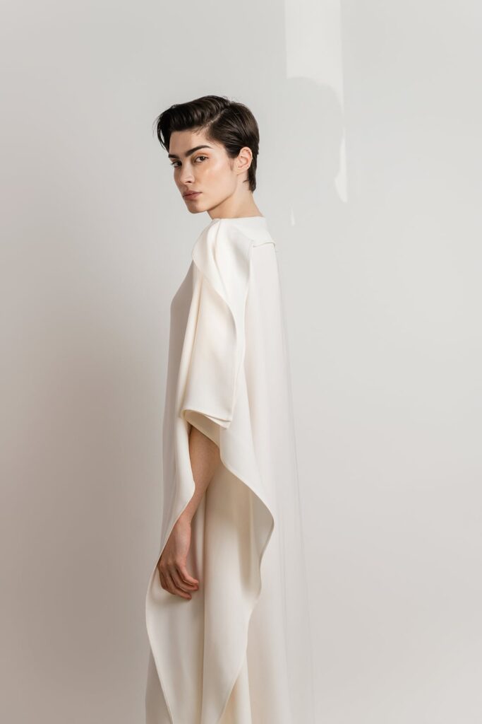 Anamarija Brkić, A’MARIE haljine, A’MARIE kombinezoni, hrvatski modni brend, domaći modni brend, proljetna modna kolekcija, ženska moda 2026, suvremena ženstvenost, prirodni materijali u modi, svilene haljine, cupro materijal, brušeni pamuk, modna kampanja, nova web stranica brenda