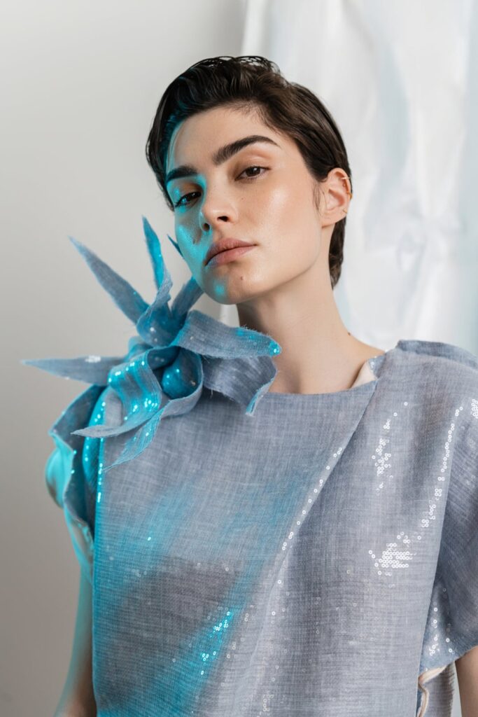 Anamarija Brkić, A’MARIE haljine, A’MARIE kombinezoni, hrvatski modni brend, domaći modni brend, proljetna modna kolekcija, ženska moda 2026, suvremena ženstvenost, prirodni materijali u modi, svilene haljine, cupro materijal, brušeni pamuk, modna kampanja, nova web stranica brenda