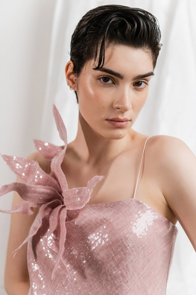 Anamarija Brkić, A’MARIE haljine, A’MARIE kombinezoni, hrvatski modni brend, domaći modni brend, proljetna modna kolekcija, ženska moda 2026, suvremena ženstvenost, prirodni materijali u modi, svilene haljine, cupro materijal, brušeni pamuk, modna kampanja, nova web stranica brenda