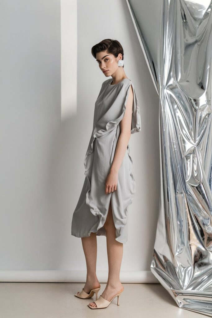 Anamarija Brkić, A’MARIE haljine, A’MARIE kombinezoni, hrvatski modni brend, domaći modni brend, proljetna modna kolekcija, ženska moda 2026, suvremena ženstvenost, prirodni materijali u modi, svilene haljine, cupro materijal, brušeni pamuk, modna kampanja, nova web stranica brenda