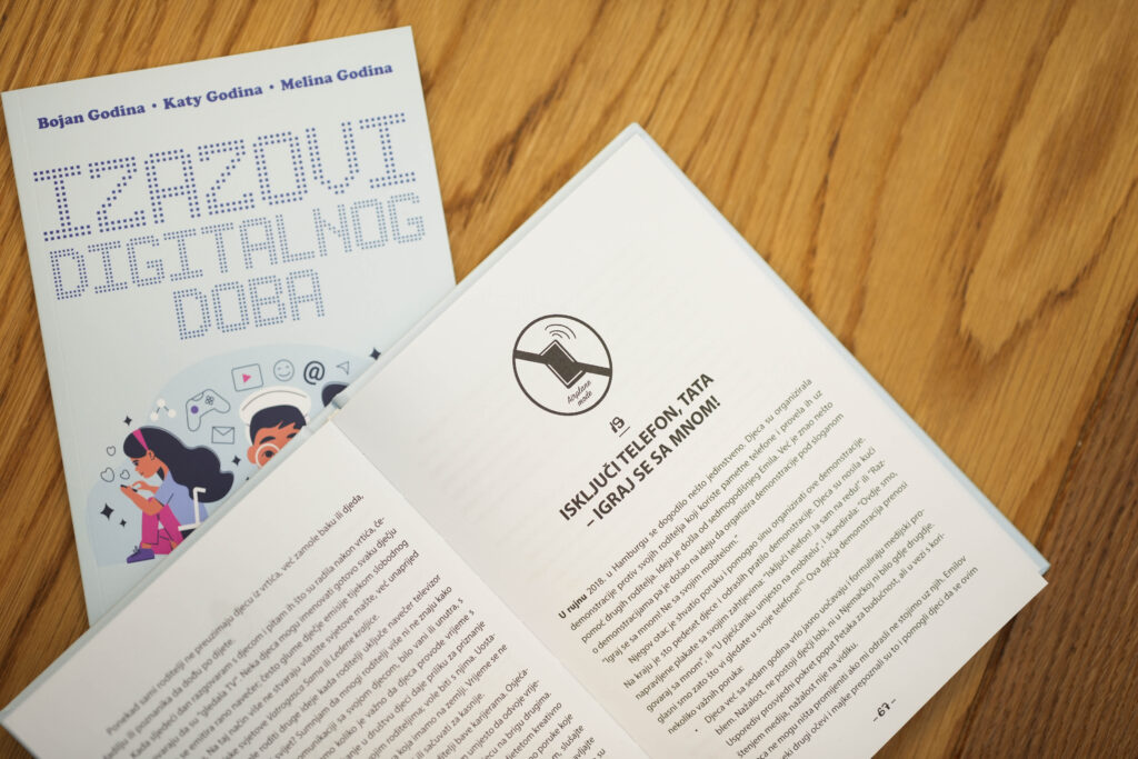 kako odgajati djecu u digitalnom dobu, kako postaviti granice djeci pri korištenju ekrana, kako mediji utječu na dječji mozak, knjiga za roditelje o digitalnim navikama djece, kako djeca stvaraju prijateljstva u virtualnom svijetu, kako razviti zdrav odnos djece prema ekranima, praktični savjeti za roditelje o digitalnim medijima, knjiga o odgoju djece u suvremenom medijskom okruženju, Izazovi digitalnog doba Bojan Godina, Katy Godina i Melina Godina
