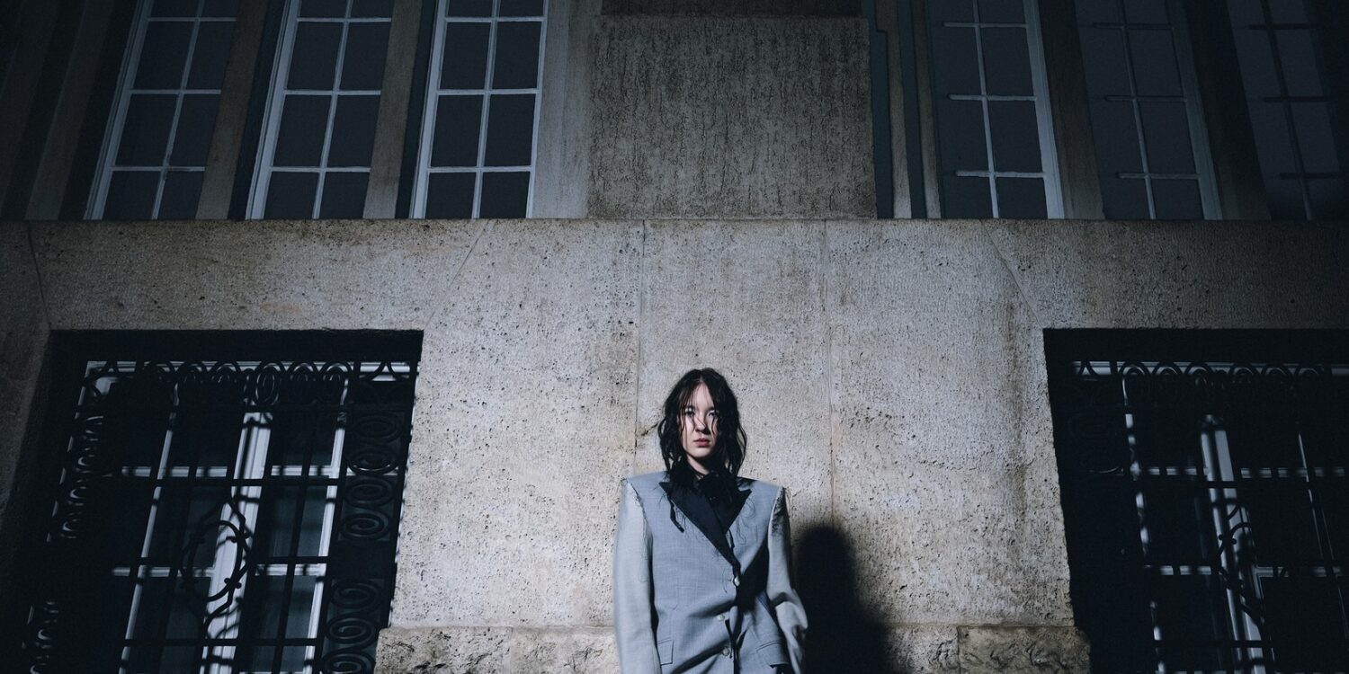 KLISAB predstavlja kapsularnu kolekciju IZMEĐU PROLJEĆA I LJETA kroz sedam total lookova, metalik zlatnu pencil suknju, satenske komade, baloner i prepoznatljive siluete domaćeg brenda.