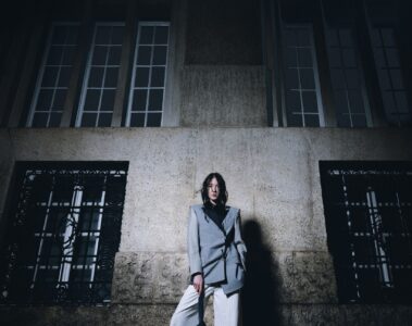 KLISAB predstavlja kapsularnu kolekciju IZMEĐU PROLJEĆA I LJETA kroz sedam total lookova, metalik zlatnu pencil suknju, satenske komade, baloner i prepoznatljive siluete domaćeg brenda.