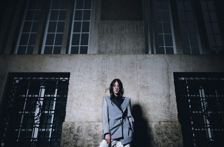 KLISAB predstavlja kapsularnu kolekciju IZMEĐU PROLJEĆA I LJETA kroz sedam total lookova, metalik zlatnu pencil suknju, satenske komade, baloner i prepoznatljive siluete domaćeg brenda.