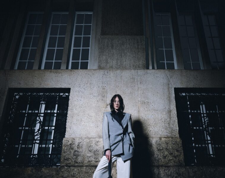 KLISAB predstavlja kapsularnu kolekciju IZMEĐU PROLJEĆA I LJETA kroz sedam total lookova, metalik zlatnu pencil suknju, satenske komade, baloner i prepoznatljive siluete domaćeg brenda.