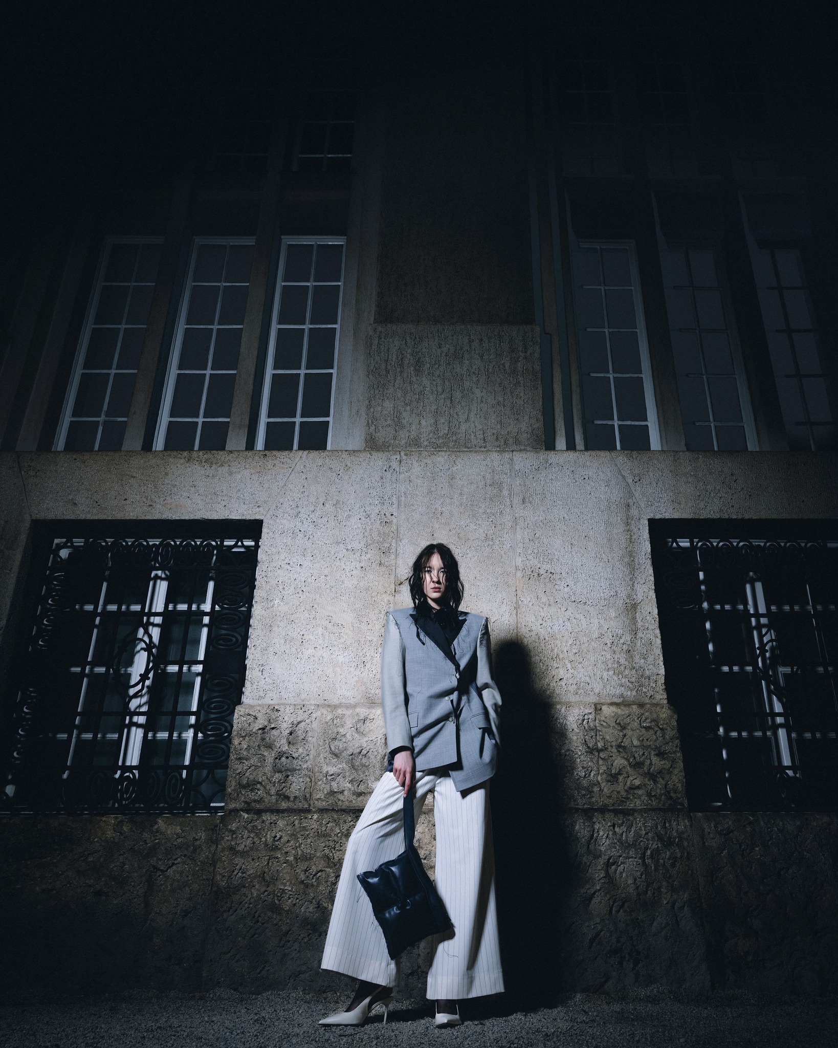 KLISAB predstavlja kapsularnu kolekciju IZMEĐU PROLJEĆA I LJETA kroz sedam total lookova, metalik zlatnu pencil suknju, satenske komade, baloner i prepoznatljive siluete domaćeg brenda.