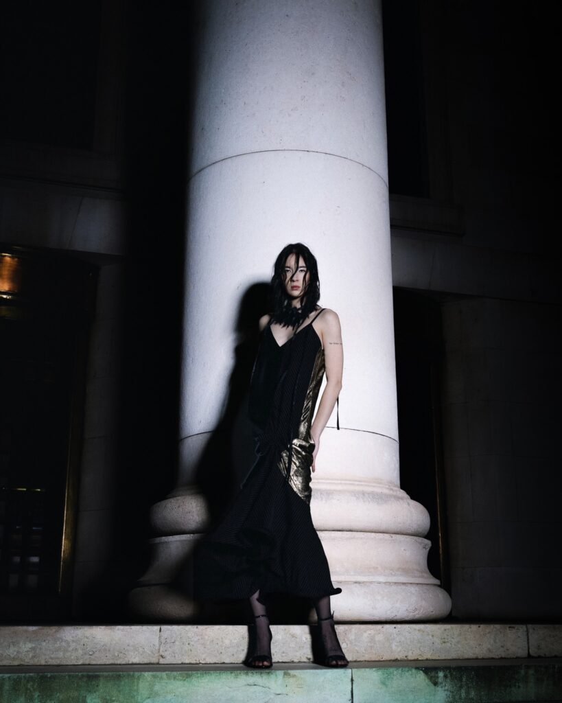 KLISAB predstavlja kapsularnu kolekciju IZMEĐU PROLJEĆA I LJETA kroz sedam total lookova, metalik zlatnu pencil suknju, satenske komade, baloner i prepoznatljive siluete domaćeg brenda.