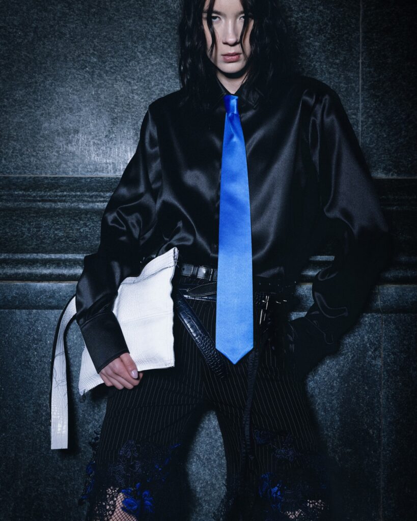 KLISAB predstavlja kapsularnu kolekciju IZMEĐU PROLJEĆA I LJETA kroz sedam total lookova, metalik zlatnu pencil suknju, satenske komade, baloner i prepoznatljive siluete domaćeg brenda.