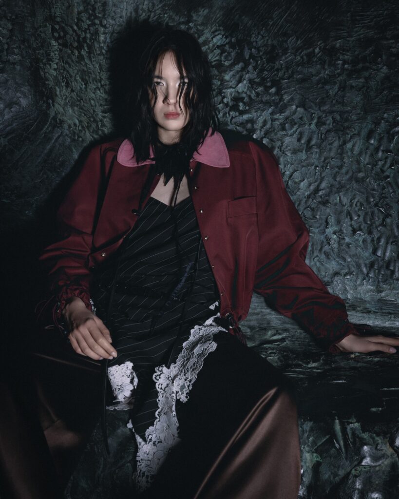 KLISAB predstavlja kapsularnu kolekciju IZMEĐU PROLJEĆA I LJETA kroz sedam total lookova, metalik zlatnu pencil suknju, satenske komade, baloner i prepoznatljive siluete domaćeg brenda.