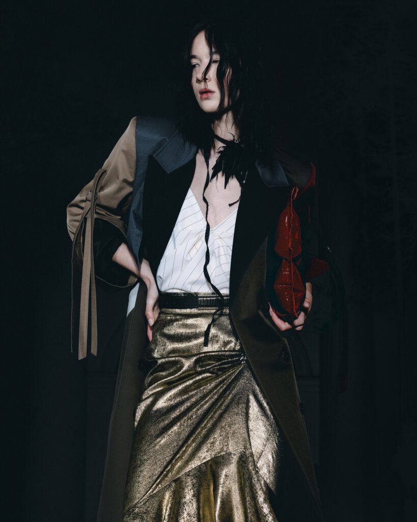 KLISAB predstavlja kapsularnu kolekciju IZMEĐU PROLJEĆA I LJETA kroz sedam total lookova, metalik zlatnu pencil suknju, satenske komade, baloner i prepoznatljive siluete domaćeg brenda.