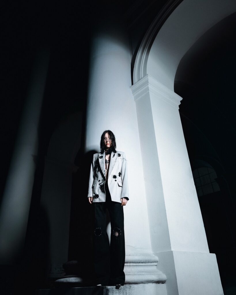 KLISAB predstavlja kapsularnu kolekciju IZMEĐU PROLJEĆA I LJETA kroz sedam total lookova, metalik zlatnu pencil suknju, satenske komade, baloner i prepoznatljive siluete domaćeg brenda.