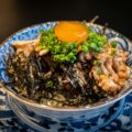 Natto, tradicionalna japanska fermentirana soja poslužena s rižom