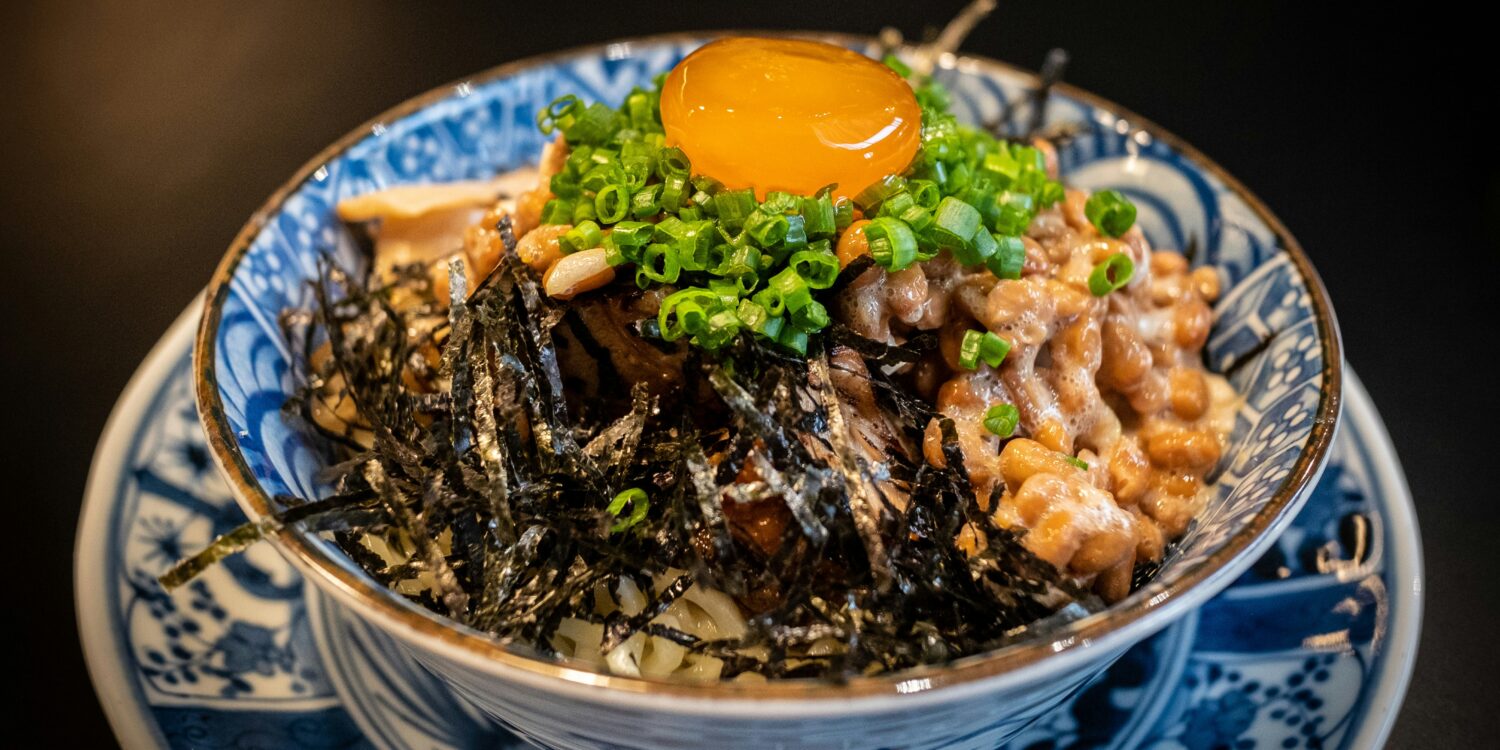 Natto, tradicionalna japanska fermentirana soja poslužena s rižom