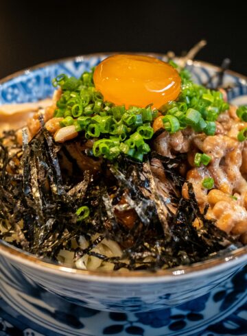 Natto, tradicionalna japanska fermentirana soja poslužena s rižom