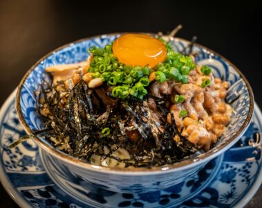 Natto, tradicionalna japanska fermentirana soja poslužena s rižom