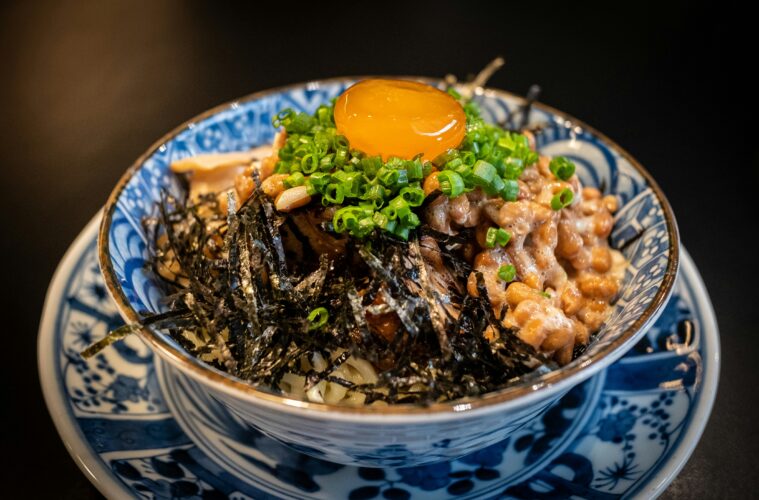 Natto, tradicionalna japanska fermentirana soja poslužena s rižom