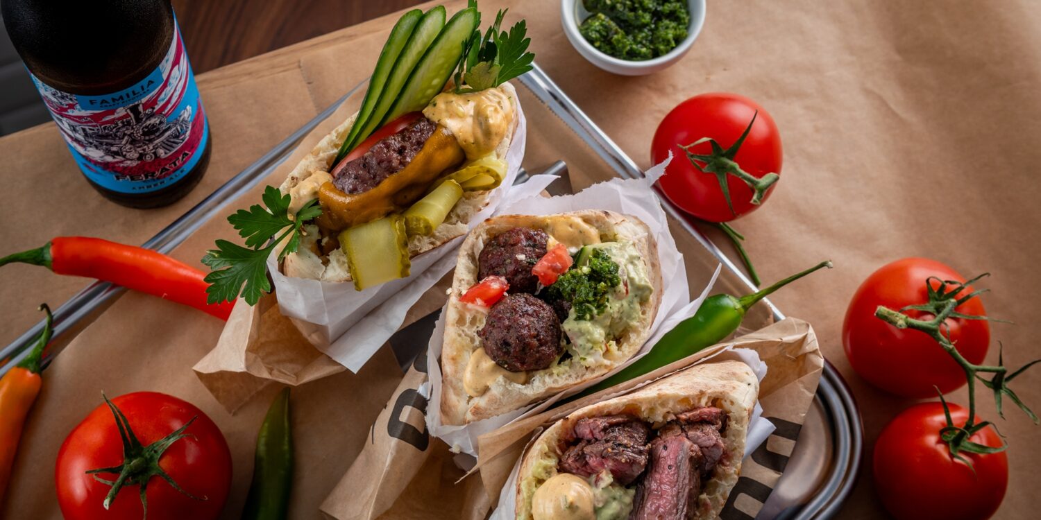 Moo Factory u Kaštel Kambelovcu novi je street food spot ekipe iza Sexy Cowa, s pita sendvičima, robata grillom, rice bowlom i azijskim okusima.