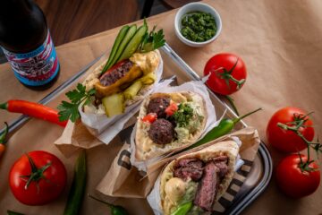 Moo Factory u Kaštel Kambelovcu novi je street food spot ekipe iza Sexy Cowa, s pita sendvičima, robata grillom, rice bowlom i azijskim okusima.
