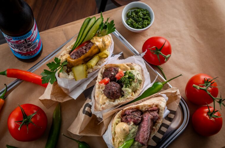 Moo Factory u Kaštel Kambelovcu novi je street food spot ekipe iza Sexy Cowa, s pita sendvičima, robata grillom, rice bowlom i azijskim okusima.
