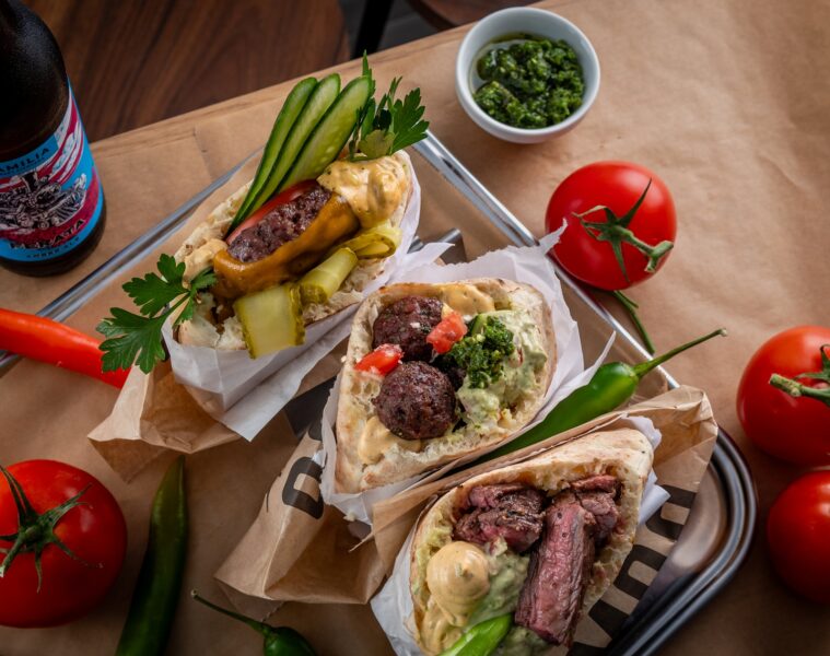 Moo Factory u Kaštel Kambelovcu novi je street food spot ekipe iza Sexy Cowa, s pita sendvičima, robata grillom, rice bowlom i azijskim okusima.