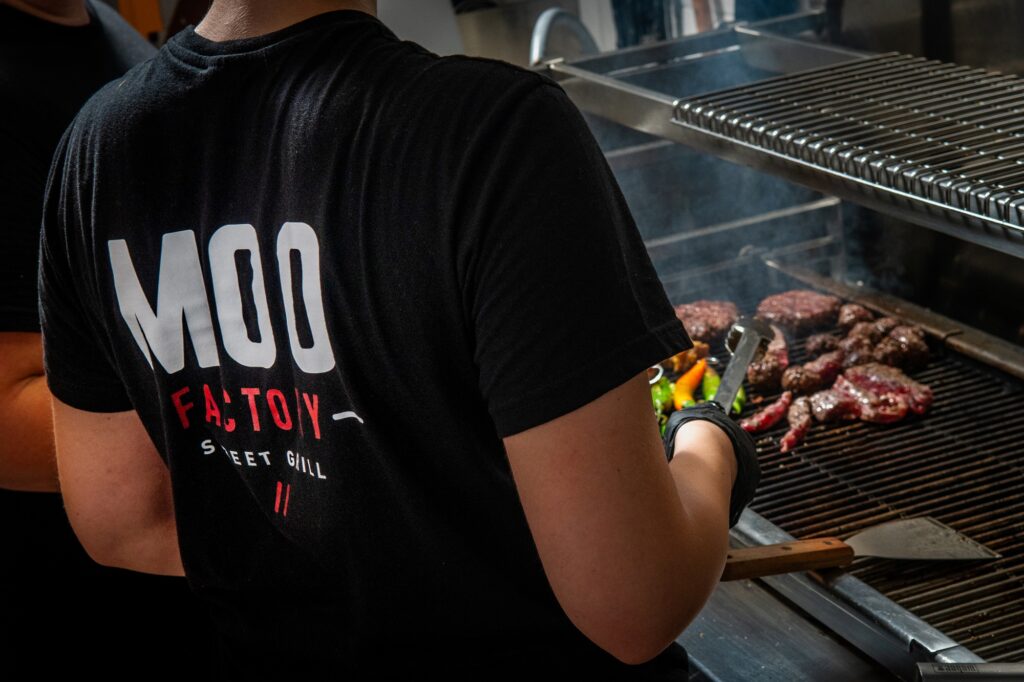Moo Factory u Kaštel Kambelovcu novi je street food spot ekipe iza Sexy Cowa, s pita sendvičima, robata grillom, rice bowlom i azijskim okusima.