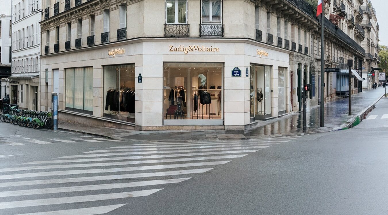 Zadig&Voltaire otvorio je novi butik u Parizu, na adresi 64 rue de Rennes. Zavirite u elegantan interijer koji spaja modu, umjetnost i pariški stil.