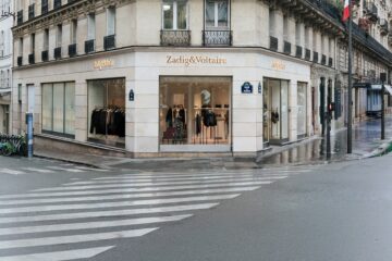 Zadig&Voltaire otvorio je novi butik u Parizu, na adresi 64 rue de Rennes. Zavirite u elegantan interijer koji spaja modu, umjetnost i pariški stil.