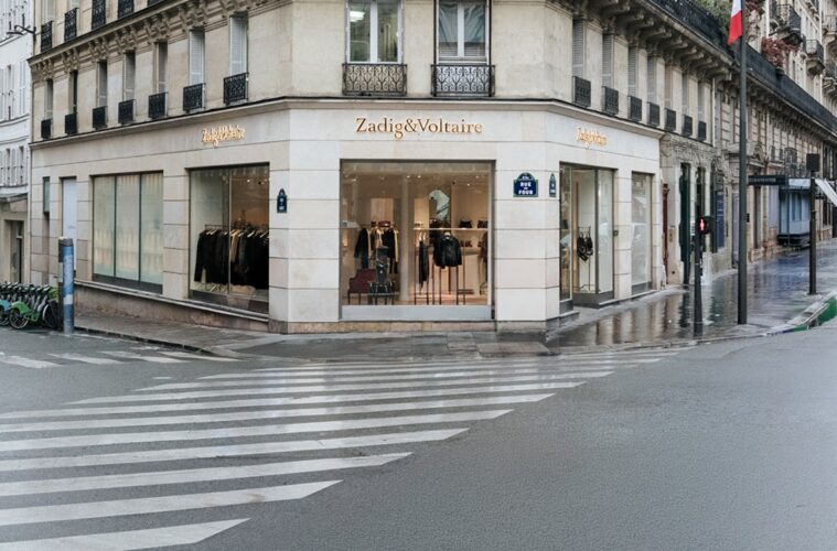 Zadig&Voltaire otvorio je novi butik u Parizu, na adresi 64 rue de Rennes. Zavirite u elegantan interijer koji spaja modu, umjetnost i pariški stil.