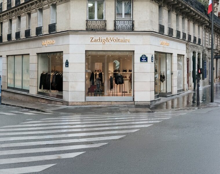 Zadig&Voltaire otvorio je novi butik u Parizu, na adresi 64 rue de Rennes. Zavirite u elegantan interijer koji spaja modu, umjetnost i pariški stil.